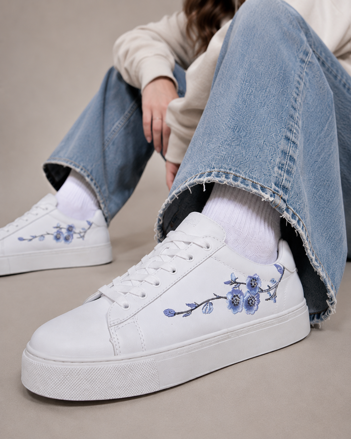 Women's Low Top Casual Sneakers – Minimalist Lace Up Everyday Fashion Walking Shoes